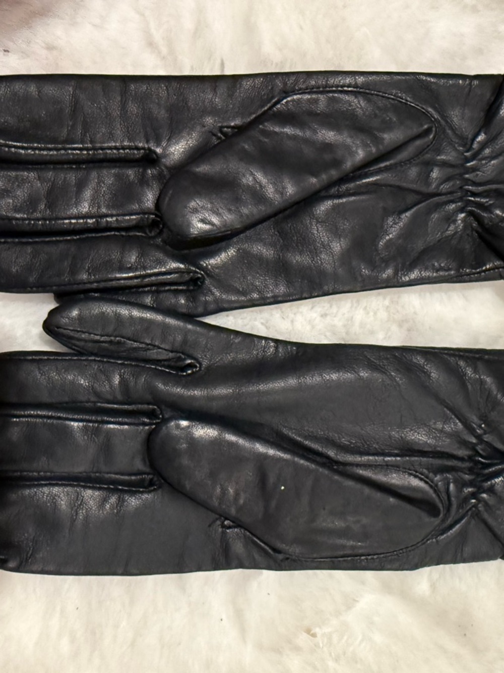 Lady  Black Leather Gloves - Classic Winter Accessory